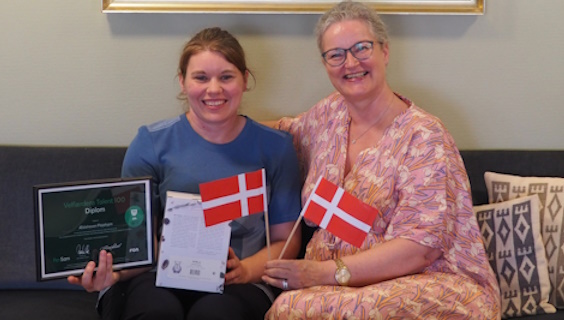 Nina Skov-Lauridsen overrækker gave til Marlene Kok Jensen i anledning af hendes kåring som Velfærdstalent 2024